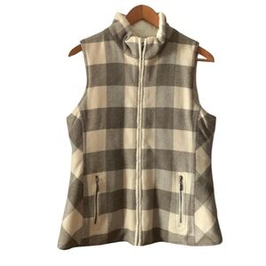 Pendleton women’s Medium Reversible Puffer Vest.  Khaki and cream plaid / cream